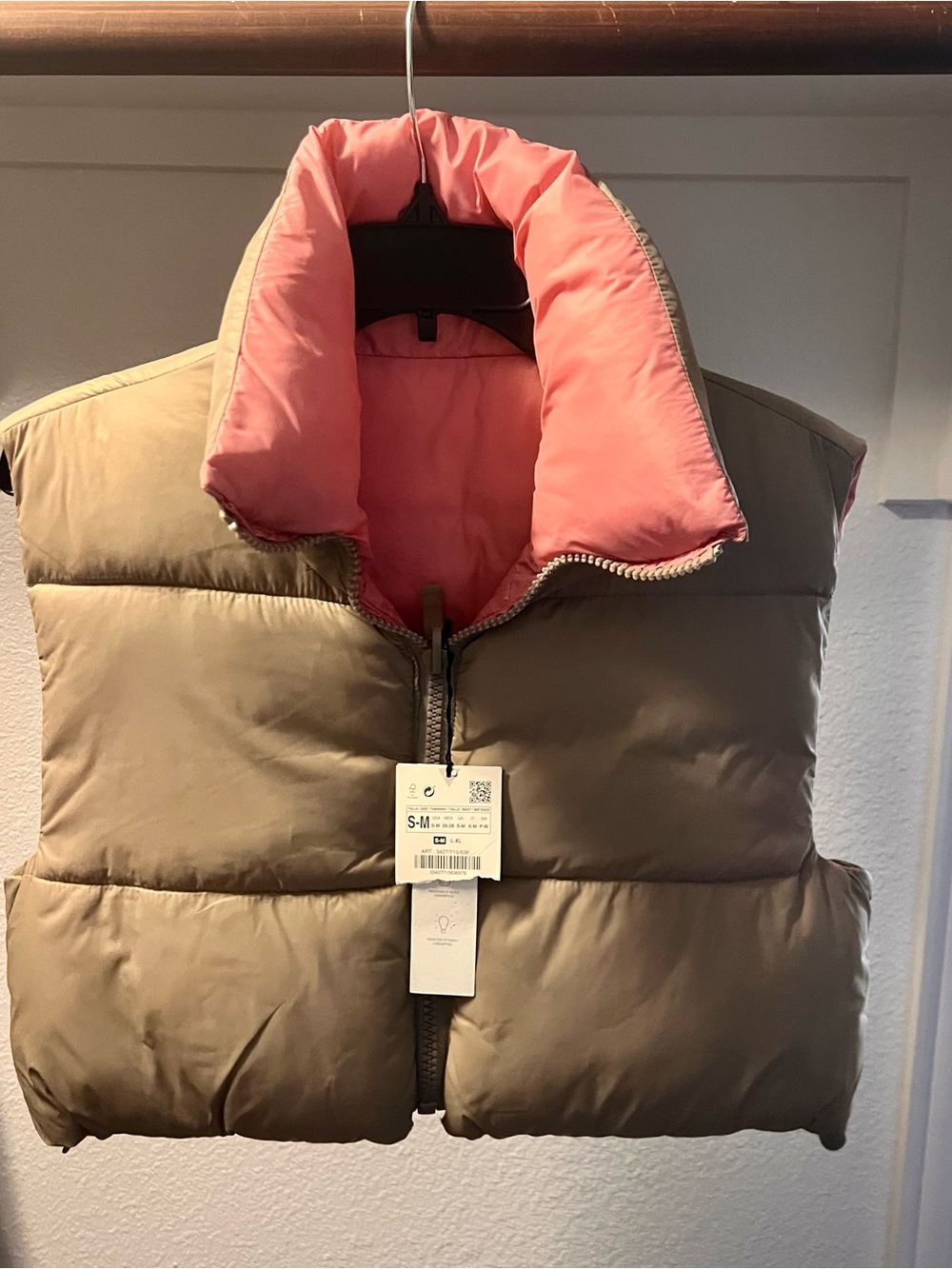 Woman’s Reversible and Water-Repellent Puffer Vest in Taupe and Pink
